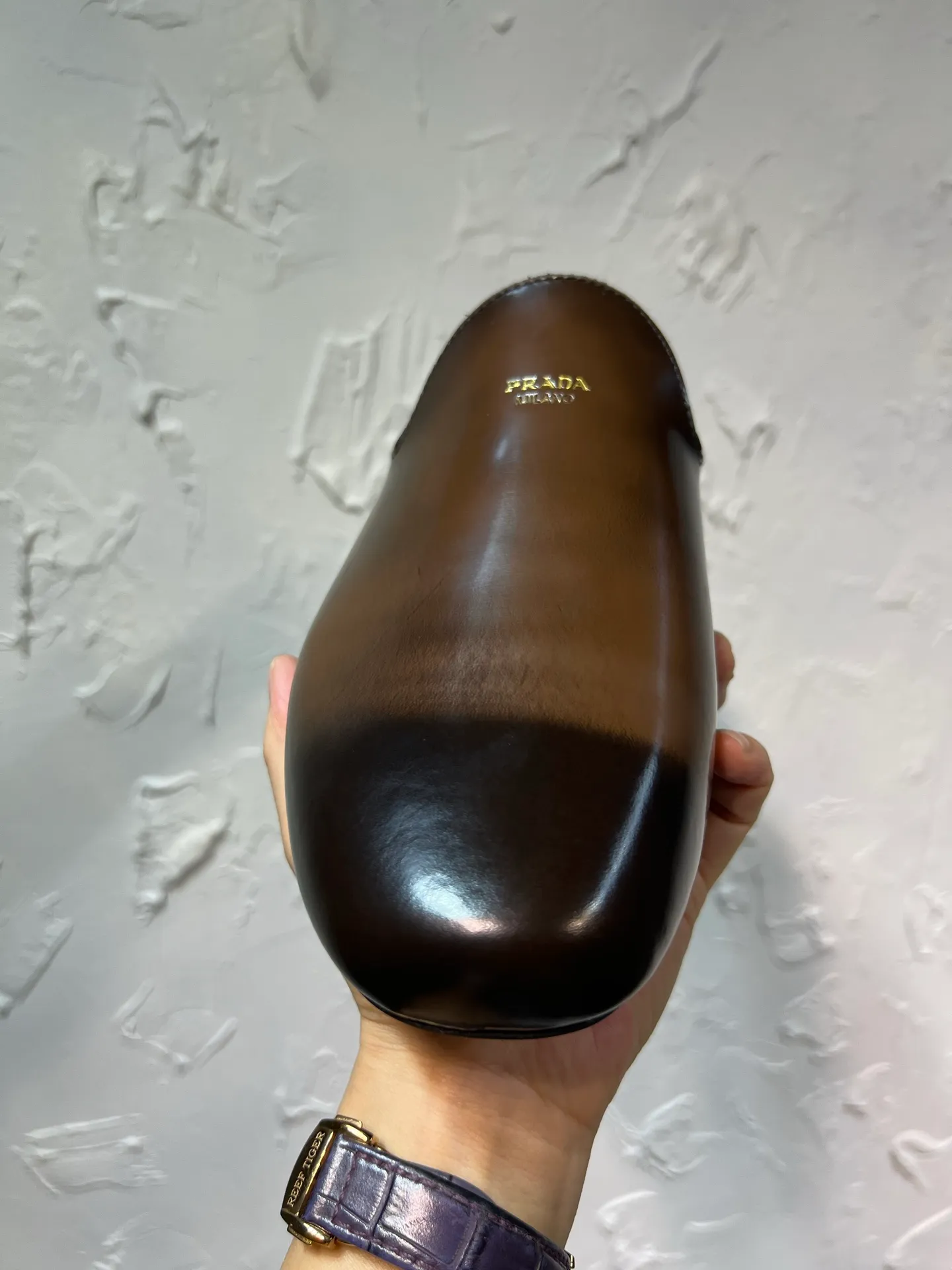 P700 prada derby2025 spring and autumn latest Prada retro men's bright leather slippers, Shuffle toe hollow mule shoes, imported open edge beads, lining and foot pads in cowhide, light rubber sole, sole thickness 10 mm, black and brown 2-color original packaging Code number: 39-46